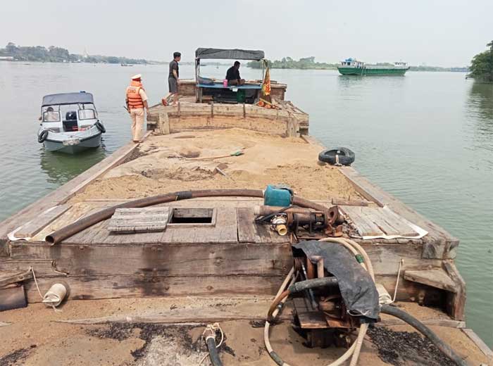 Bắt đối tượng vận chuyển 50m3 cát trái phép trên sông Đồng Nai